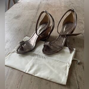 Alexandre Birman Clarita Bow Suede Wedge, SZ 39, in Gold